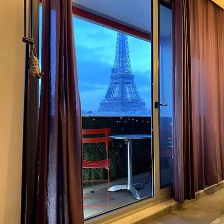 Situation Charmante Tour Eiffel Paris